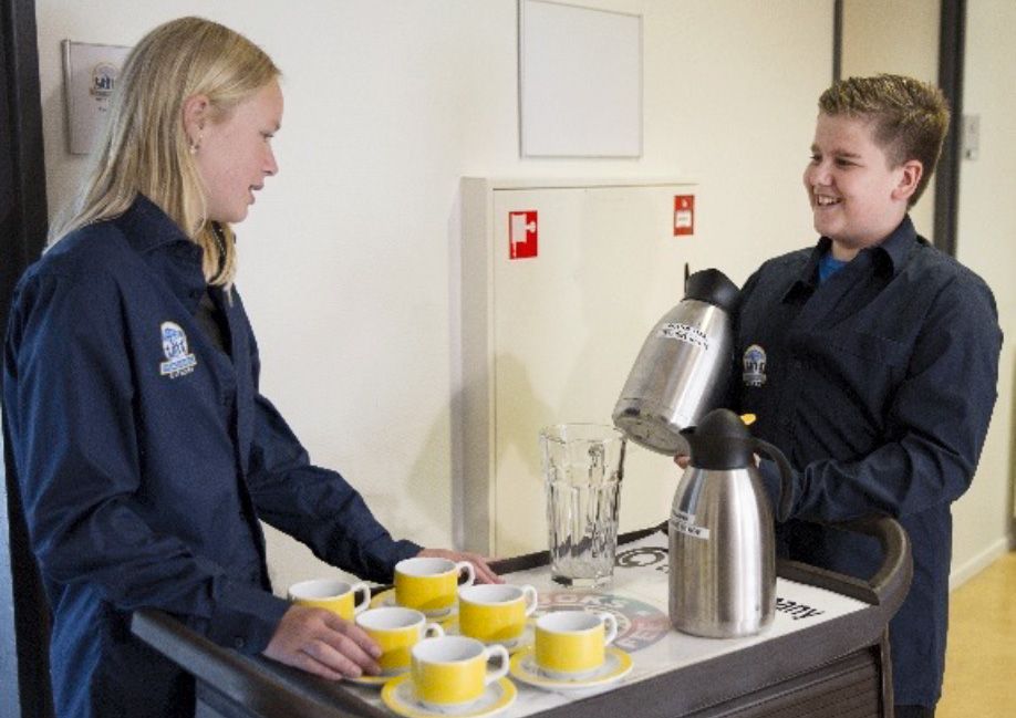 Leerlingen die koffie aan het ronddelen zijn