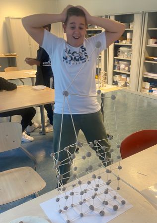 Jongen die blij is na voltooien werkstuk